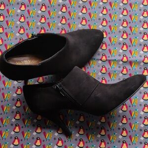 Ann Marino Black Pointed Toe Heeled Ankle Boots